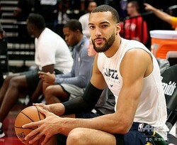 �ƥץ��Х����åȥܡ����NBA)���楿�����㥺�Υ�ǥ������١����2019ǯ12��4�����ơˡ�(c)GEORGE FREY / AFP