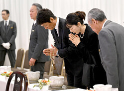 長嶋茂雄さんの通夜で祭壇に手を合わせる次女・長島三奈さん（右から２人目）と長男・長嶋一茂さん（同３人目）（読売新聞社提供）