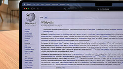 小児性愛者と自認する編集者を締め出す方針に抗議してWikipediaのカンファレンスで男が自殺未遂、男の武器をWikipediaの寄稿者2人が奪って防ぐことに成功