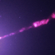 �ʱ߶�ϡ�M87�פ���᤭�Ф������åȡ������ɥ��Chandra��X������˾������������ॺ�������å֡�James Webb�˱���˾������ϥå֥��Hubble�˱���˾�����VLA��Very Large Array��Ķ�緿��������˾������ˤδ�¬�ǡ�����������ƺ���������Ρ�Credit: X-ray: NASA/CXC/Univ. Laval/C. Poitras et al.; IR: NASA/CSA/STScI; Radio:NSF/NRAO/VLA; Optical: NASA/ESA/STScI; Image Processing: NASA/CXC/SAO/L. Frattare��