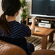 テレビをみる女性