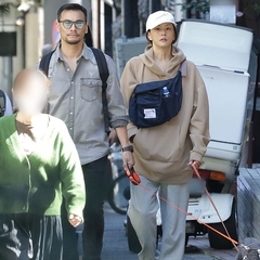  23年10月、恋人と犬の散歩をする米倉（写真：本誌写真部） 