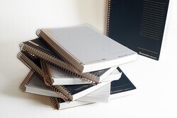 マルマン、「スパイラルノート ベーシック 150枚」の新色「ブラック」＆「ライトグレー」を11月14日発売