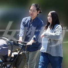 寄り添って歩く小室さん夫妻（2025年5月）