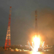 �ץ쥻�ĥ�������Ϥ����Ǥ��夲��줿���桼��2.1b�����åȡ�Credit: Roscosmos��