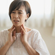 緊張する女性