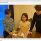 届いた小包の中身に絶句する子どもたち（画像は『SBS　2022年12月24日付「An Australian family was expecting biscuits and lollies in a Christmas parcel. Inside, they found a skull」（Source: Supplied）』のスクリーンショット）