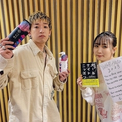 〝激変〟姿披露で話題のikura(右)。写真はYOASOBIのAyaseと。(幾田りらのＸ@ikutalilasより)