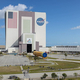 NASA���ͥǥ����襻�󥿡���VAB�ʥ����å���Ω��ˤ����������Artemis III�ʥ���ƥߥ�III�˥ߥå�����Ѥ�SLS�������ơ���������ʬ��2026ǯ4��28�����ơ�Credit: NASA/Glenn Benson��