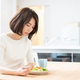 インフレが続く中、「以前は当たり前に買っていたのに、最近は手が伸びなくなった……」そんな商品が増えてきたのではないでしょうか。All Aboutが実施したアンケート調査から、物価高騰の影響で買わなくなったものについて、26歳女性のケースを紹介します。 