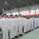 海上自衛隊の新制度「幹部候補海曹課程」１期生が修業式　伝統の「七つボタン」の制服着用、横須賀教育隊で