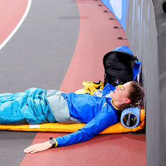 雨の当たらないコース脇で寝るヤロスラワ・マフチフ（カメラ・岡野　将大）