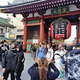 浅草寺の雷門前で記念撮影する訪日外国人客ら（２０２５年１２月）