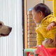 1歳の女の子が『すべり台で遊ぼうとした』結果→なぜか『大型犬』を待っていて…可愛すぎるやり取りが17万再生「仲良し」「幸せが溢れてる」