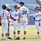 選手に声をかける多賀少年野球クラブ・辻正人監督【写真：小池義弘】