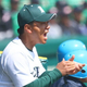 ベンチから選手に声をかける高知農業・下坂充洋監督【写真：加治屋友輝】