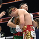 井上拓真（奥）と健闘をたたえ合う那須川天心（撮影・堀内　翔）