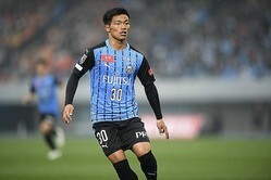 �롼������������ǥ쥮��顼å����ܻؤ����ꡣ�����Ǥ⥭��Τ���ư���򸫤��Ƥ��롣��C��SOCCER DIGEST