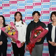 3連覇がかかる岩井千怜（左から2番目）と、岩井明愛（同3番目）が歓迎ムードのなか沖縄に入った。（写真：大会提供）