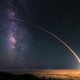 ŷ������طʤ˾徺����Falcon9�����åȤθ��ס�Credit: NRO��