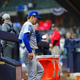 ロッカーに戻るドジャース・山本由伸【写真：荒川祐史】