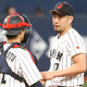 菊池雄星と坂本誠志郎捕手（Ｃ）日刊ゲンダイ