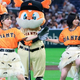 始球式に登場した≒JOYの天野香乃愛さん（左）と江角怜音さん【写真提供：産経新聞社】
