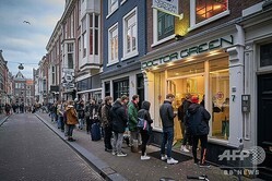 ���������ϡ����ǡ���������䤹�륳���ҡ�����å������¤ֿ͡���2020ǯ3��15�����ơˡ�(c)Phil NIJHUIS / ANP / AFP