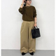  シンプルなブラウンの長袖Tシャツをそのまま着ると、どこか「部屋着」っぽく見えがち。小物を顔まわりに足すだけで、ぐっとあか抜ける大人のOKコーデをご紹介します。※サムネイル画像：WEAR 