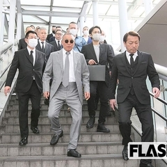  竹内照明若頭は、司忍組長とともに清田次郎総長宅へ向かった。司組長の左後ろにいるのが竹内若頭（写真・保坂駱駝） 