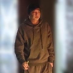 居酒屋から出てきた田中圭（2022年）