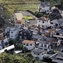 突風で損壊した家屋（５日午後４時５５分、静岡県牧之原市で、読売ヘリから）＝前田尚紀撮影