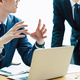 ラップトップの前で同僚や上司とビジネスについて話している人
