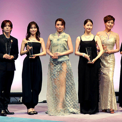 日本ジュエリーベストドレッサー賞授賞式に出席した（左から）山田涼介、芳根京子、仲里依紗、松本若菜、藤原紀香、藤本美貴、庄司智春