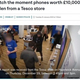 展示台からスマホを引きはがす男たち（画像は『ITVX　2023年1月10日付「Watch the moment phones worth ￡10,000 are stolen from a Tesco store」』のスクリーンショット）