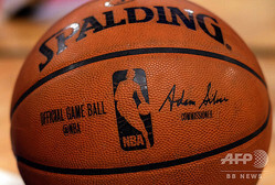 �ƥץ��Х����åȥܡ����NBA�ˤθ����ܡ����2015ǯ3��25�����ơˡ�(c)JEWEL SAMAD / AFP