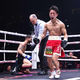 　１回、メンデス（左）にＫＯで勝利する石井武志（撮影・伊藤笙子）