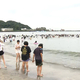 全国の主な海水浴場の6割で人出が減少　「逗子海岸」「三浦海岸」ともに9％超減　夜は最大2割増…厳しい暑さ影響か
