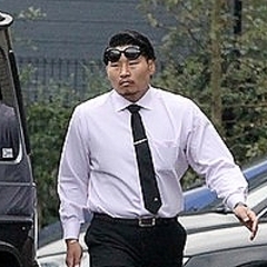 11��ī������ޥ󥷥�󤫤鸽�줿��������ϡ��ݤ������̤�ǹԤ�줿�饰�ӡ�������ɽ�ѥ졼�ɤ˸����ä�