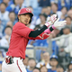 ９回、勝ち越しの２点打を放ち、手を叩く菊池（撮影・佐々木彰尚）